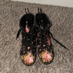 Dr martens shoreditch floral combat boot